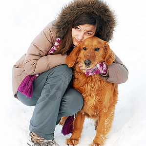 微笑的女孩和她的狗快乐兜帽猎犬朋友们女性亲热鼻子夹克橙子孩子图片