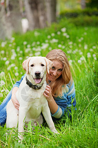 带狗的女孩闲暇宠物草地花朵快乐朋友拥抱女士喜悦友谊图片