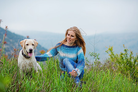 女孩带着她的狗友谊宠物山脉女士猎犬朋友乐趣草地女性闲暇图片