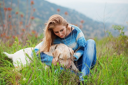 女孩带着她的狗女士猎犬友谊草地闲暇女性场景宠物朋友乐趣图片