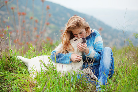 女孩带着她的狗女士场景闲暇宠物乐趣女性友谊猎犬山脉草地图片