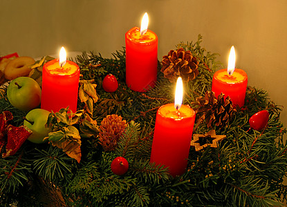 圣诞花圈烧伤国家树叶花环金子装饰品松树锥体礼物叶子图片