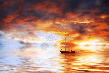 美丽的日落在海洋上帆船海岸阳光海滩戏剧性反射气氛太阳橙子蓝色图片