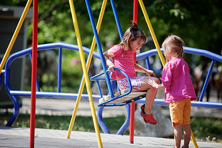 儿童在游乐场的儿童公园育儿女孩孩子们活动游戏操场快乐童年乐趣背景