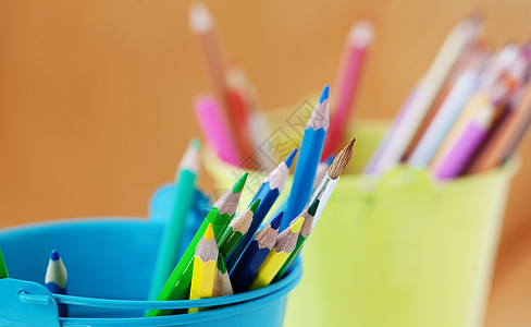 铅笔艺术创造力粉色学校蓝色黄色绘画红色补给品彩虹图片