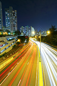 夜间现代城市天空建筑驾驶公共汽车天际运输运动蓝色街道市中心图片