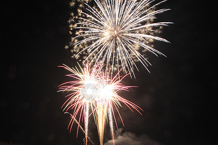 夜空中日本传统烟花游戏节日魔法花火烟火火箭绿色焰火红色图片