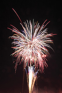 夜空中日本传统烟花游戏红色烟火火箭焰火花火魔法节日绿色图片