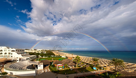 突尼斯海边和海滩的彩虹图片