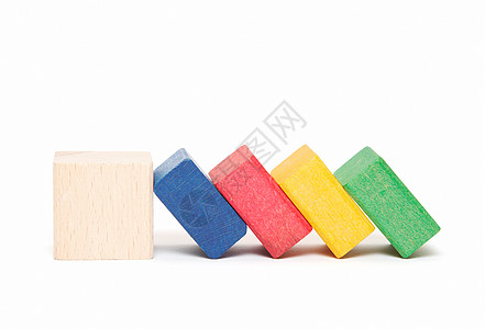 具有多米诺效应的木砖栅栏运动童年立方体创造力闲暇白色木头长方形玩具图片