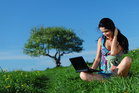 实地笔记本电脑工作商务教育天空商业蓝色公园女孩学习技术互联网图片