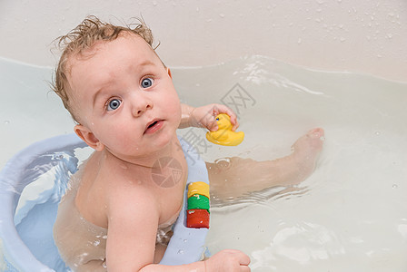 婴孩婴儿喜悦男生新生童年飞溅家庭浴缸洗澡肥皂快乐图片