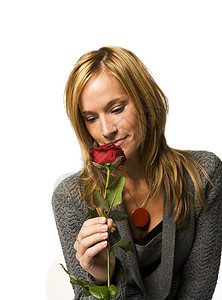 带着玫瑰的女人喜悦青少年青年幸福红色插花香味快乐微笑文化图片