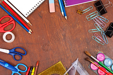 木板上的学校工具钢笔铅笔粉笔办公室学生彩虹剪刀教育金属工艺图片