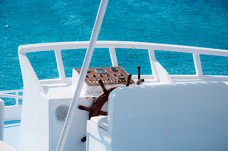 海上背景的白色游艇船舵图片