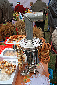 农村市场上的老马松杯子传统桌子面包粮食手工业纪念品旅游历史覆盆子图片