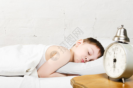 男孩睡在床上卧室就寝童年男生孩子青年警告舌头睡眠枕头图片