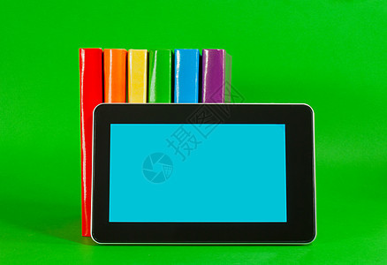 彩色书籍和平板电脑列图书文学技术阅读数字化绿色教科书展示电子教育图片