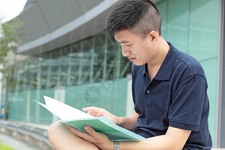 Asian商务人士在他的书上发短信戒指文档职业文化商业办公室学生男人软垫笔记图片