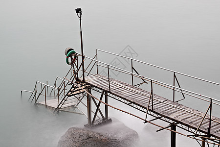 康公在海中游泳场景岩石脚步海滩平台反射码头运动金属石头图片