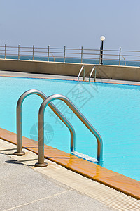 游泳池梯寒意美丽漂浮游泳天空娱乐梯子大厦脚步蓝色图片