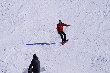 高加索山区活跃的娱乐和旅游活动在高加索山区单板男人太阳运动滑雪者游客温泉微笑少年假期图片