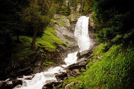 水力发电意大利山区的萨恩特瀑布森林激流力量环境溪流苔藓木头流动瀑布液体图片