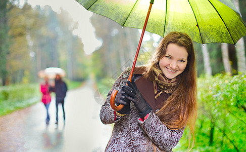 雨下女孩倾盆大雨衬套夫妻女性胡同季节外套头发树木雨量图片