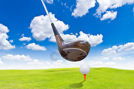 绿色草地上的高尔夫球和驾驶员俱乐部竞赛蓝色司机空白曲线圆圈物品圆形天空图片