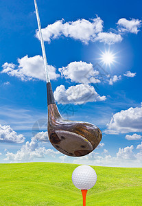 绿色草地上的高尔夫球和驾驶员爱好蓝色圆圈圆形天空曲线白色游戏物品司机图片