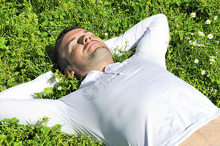 躺卧在草中乐趣公园折叠男人说谎生活场地男生花园绿色图片