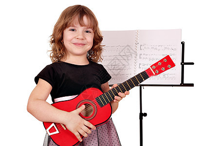 带着吉他弹奏的小女孩图片