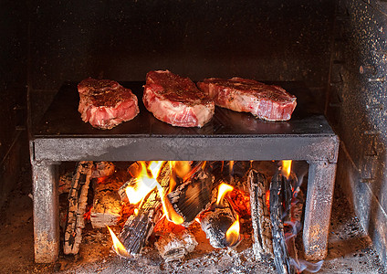 火瓢牛肉在石板上准备的猪肉牛排牛扒猪肉脖子烹饪壁炉石头盘子食物背景