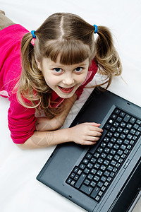 带笔记本电脑的漂亮女孩女孩幼儿园教育学习孩子商业键盘技术闲暇童年图片