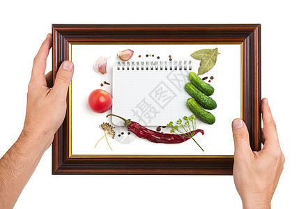 照片框架掌握在手中蔬菜香料食谱笔记本黄瓜厨房木板草药营养胡椒图片