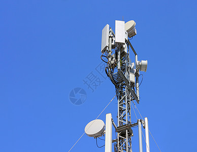 蓝色天空的细胞天线中继器电视微波系统电缆商业网络广播互联网辐射图片