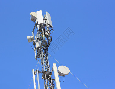 蓝色天空的细胞天线电缆移动辐射互联网全球网络盒子微波监视系统图片