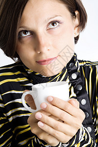 一杯茶指甲咖啡棕色头发休息手指白色眼睛短裤女士图片
