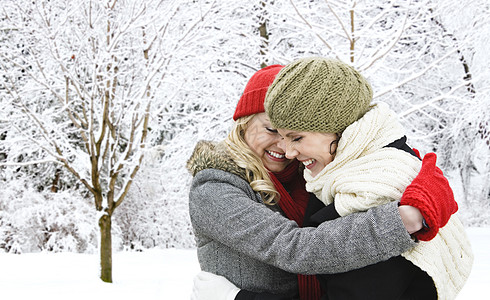 冬天 两个女孩朋友在外面拥抱图片