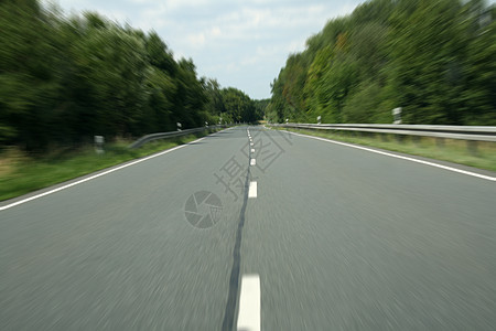 高速公路沥青公路自由天气运输太阳场景地平线草地速度图片