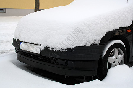 被雪雪覆盖的黑车图片