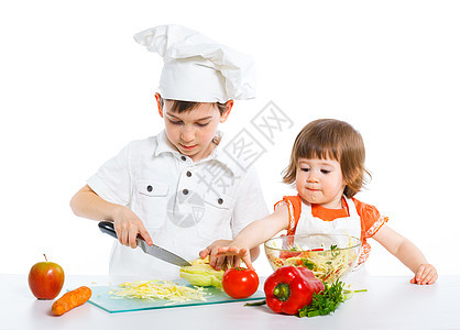 两个笑笑的孩子混合沙拉厨房家庭洋葱乐趣蔬菜木头团队香菜桌子美食图片