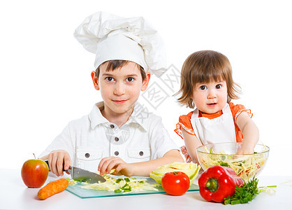 两个笑笑的孩子混合沙拉喜悦男生洋葱帽子工作室饮食蔬菜美食女孩厨房图片