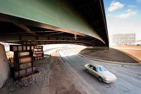 在旧桥下移动的模糊汽车图片