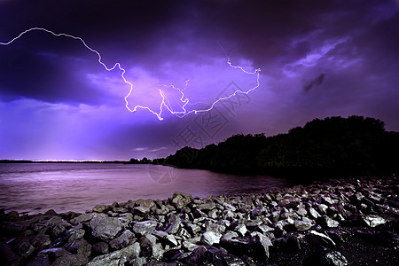 闪电罢工活力天气风暴支撑紫色气候海洋螺栓岩石港口背景图片