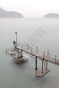 康公在海中游泳石头旅行反射脚步平台运动码头场景金属海滩图片