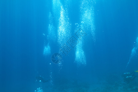 潜水员的泡沫背景阳光漂浮海浪运动漩涡液体潜水涟漪活力气泡图片