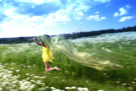 夏季飞女性场地裙子头发公园跑步女孩太阳纺织品自由图片