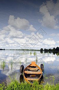 湖内轮船停泊轮胎的浮云反射水面图片