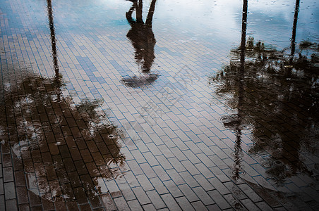 伴着雨伞在反射中行走图片